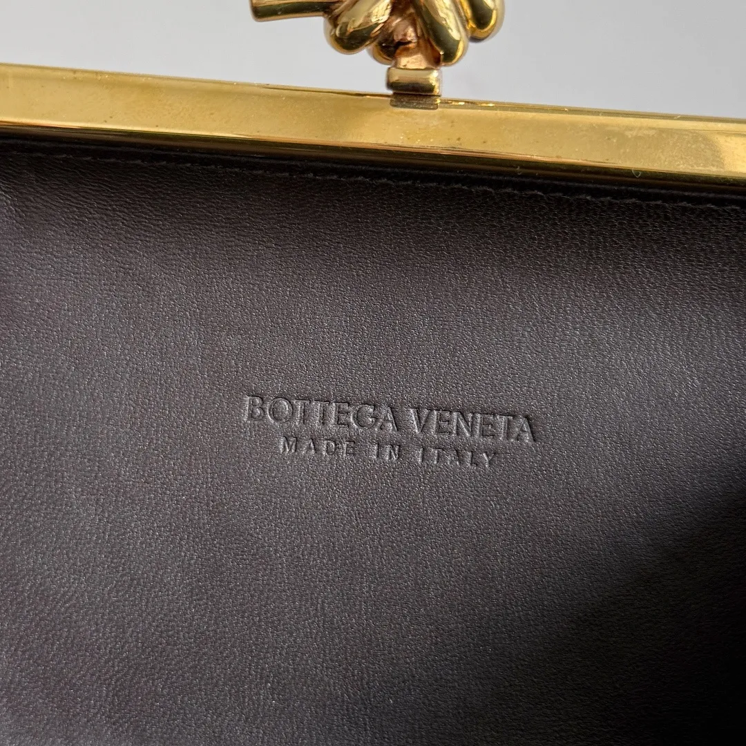 Batch 2720 BOTTEGA VENETA2025 new kont evening bag When the natural texture of wood meets the brass edge, the BV evening bag becomes a work of art in the fashion world. Every wood grain is a mark of time, delicate and unique. The brass metal buckle is embellished like stars, and opening it is full of ritual. It is the focus of the dinner party, and can easily store your exquisite small things. The warmth of wood and the cold and cool collision of metal tell the niche light luxury style in every gesture, allowing you to shine with a unique attitude in every feast. Style number: 804292 (717622) Color: maroon Size: 20.5*6*12.5cm